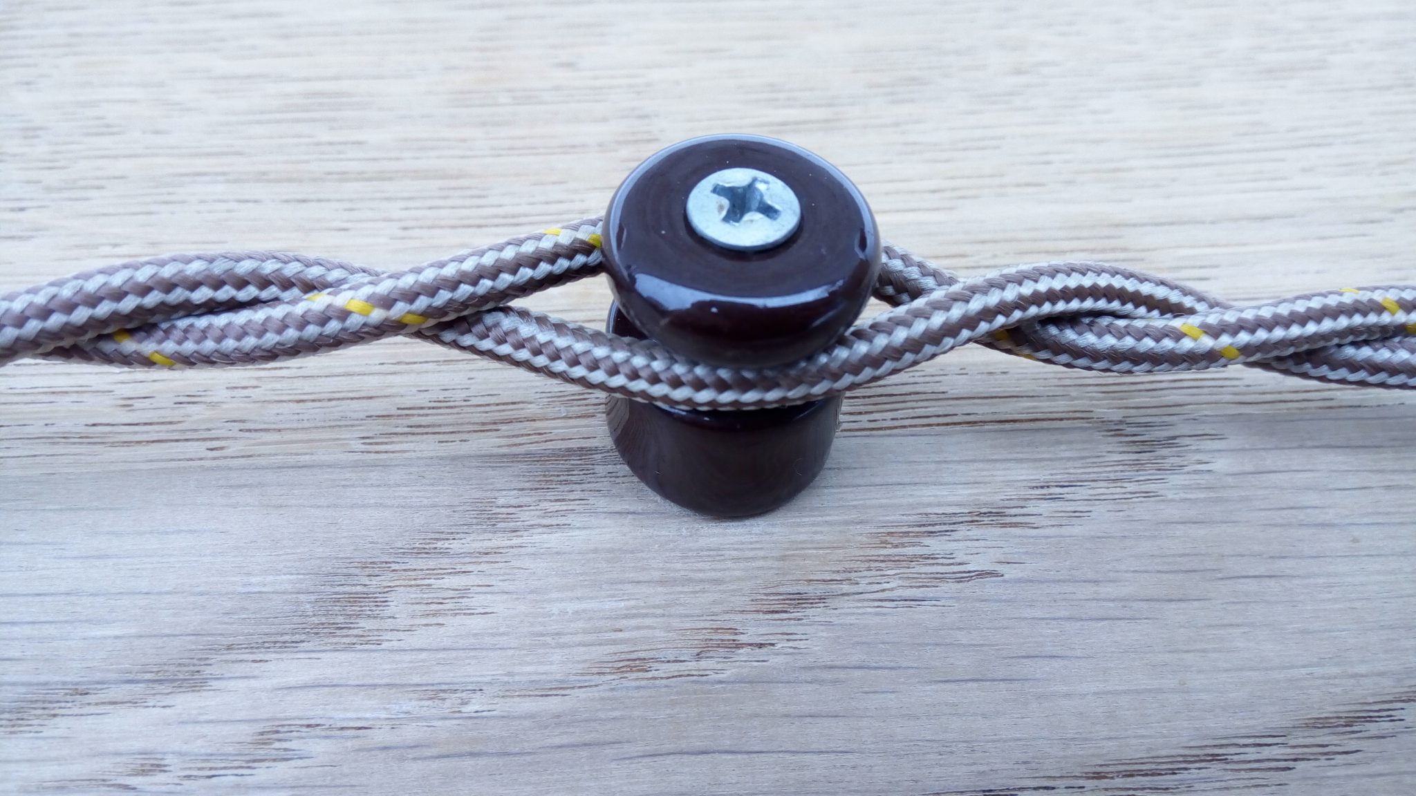 Провод для наружной электропроводки бежевый 6008 + коричневый 705 с желтой вставкой