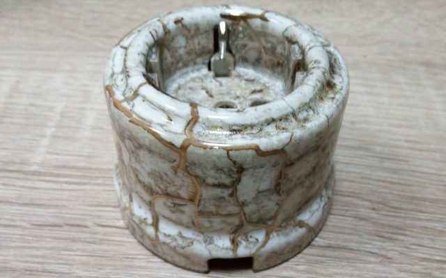 Ретро розетка накладная с заземлением BIRONI керамическая "Мрамор"