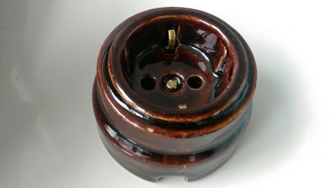 Розетка накладная с заземлением RE «Glaze» керамическая каштановая
