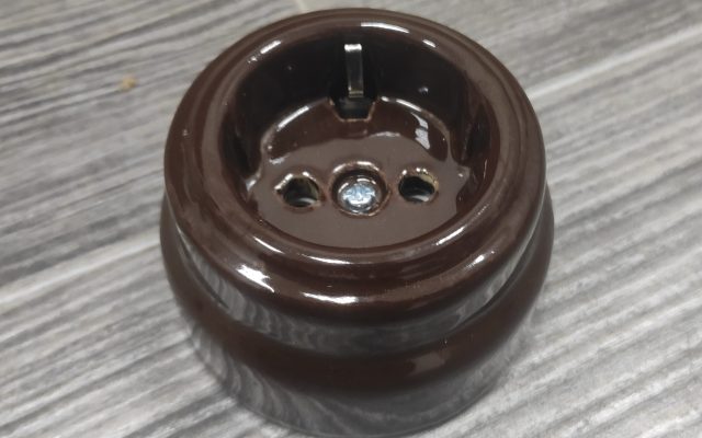 Розетка накладная с заземлением RE «Glaze» керамическая коричневый глянец