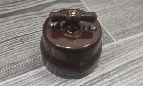 Выключатель накладной поворотный RE «Glaze» керамический коричневый глянец