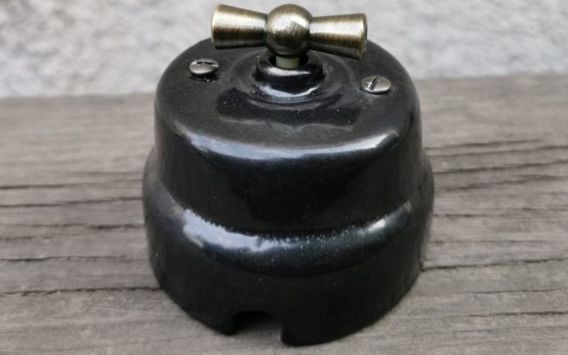 Выключатель накладной поворотный RE «Glaze» керамический черный матовый